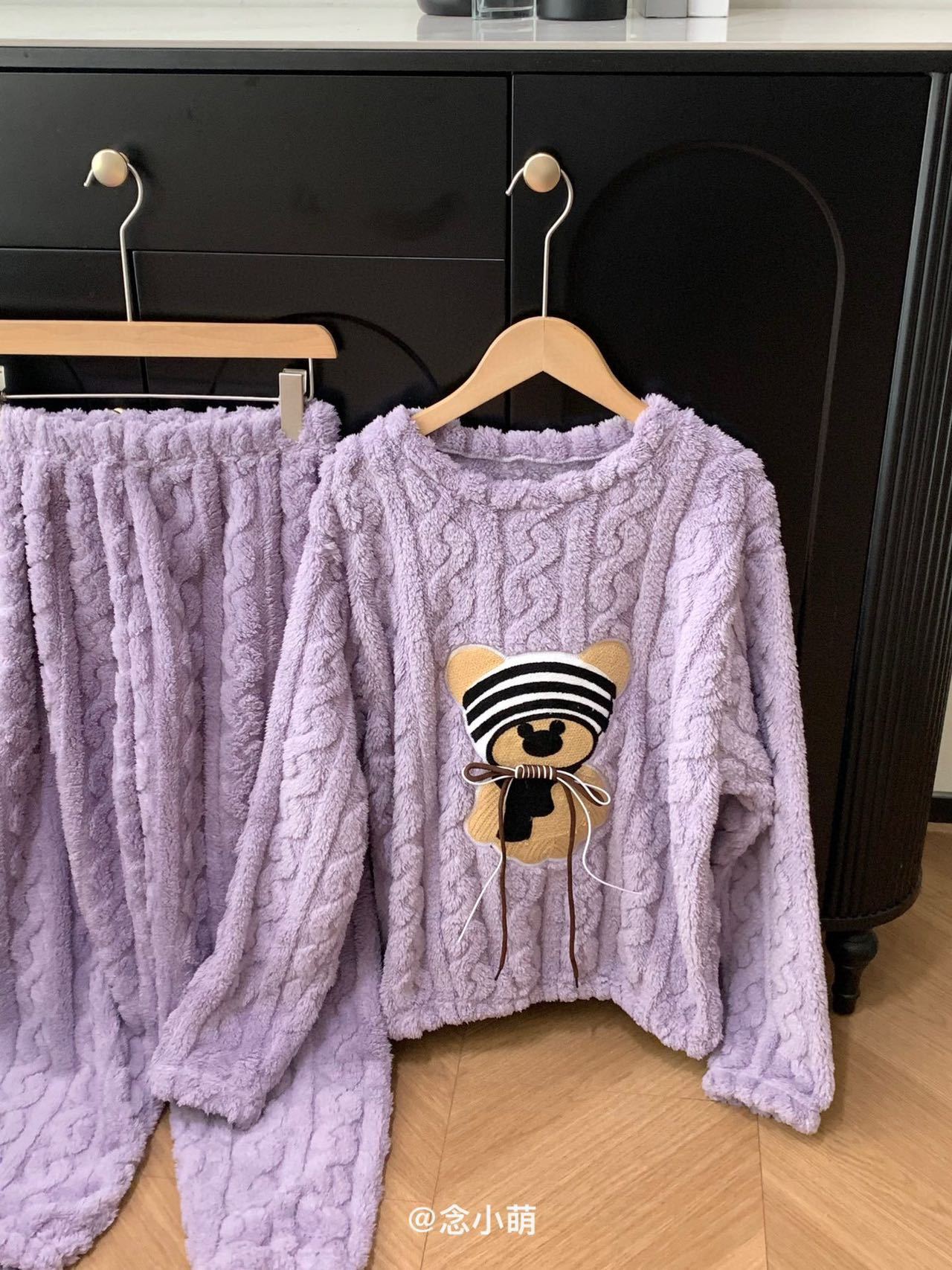 熊のキャラクターを厳選しました珊瑚の羽毛のパジャマスーツ女性秋冬の厚手のふわふわの長袖の冬の暖かい部屋着