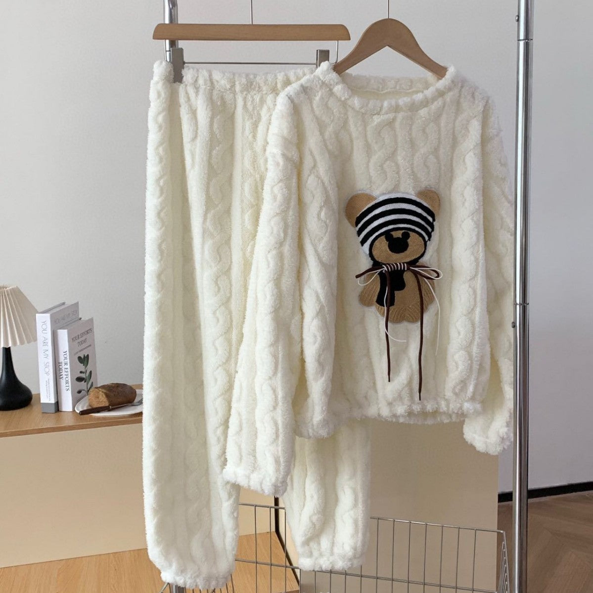 熊のキャラクターを厳選しました珊瑚の羽毛のパジャマスーツ女性秋冬の厚手のふわふわの長袖の冬の暖かい部屋着