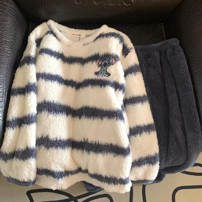 ストライプのスティッチの珊瑚の羽毛のパジャマ女性の秋冬の厚手の羽毛を加えて甘くカジュアルな男女のモデルの部屋着のセットです