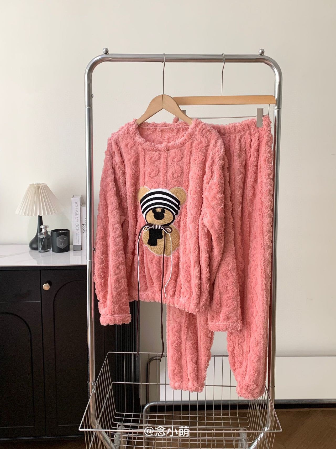 熊のキャラクターを厳選しました珊瑚の羽毛のパジャマスーツ女性秋冬の厚手のふわふわの長袖の冬の暖かい部屋着