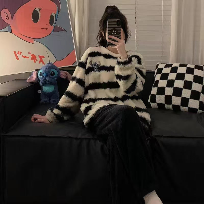 ストライプのスティッチの珊瑚の羽毛のパジャマ女性の秋冬の厚手の羽毛を加えて甘くカジュアルな男女のモデルの部屋着のセットです