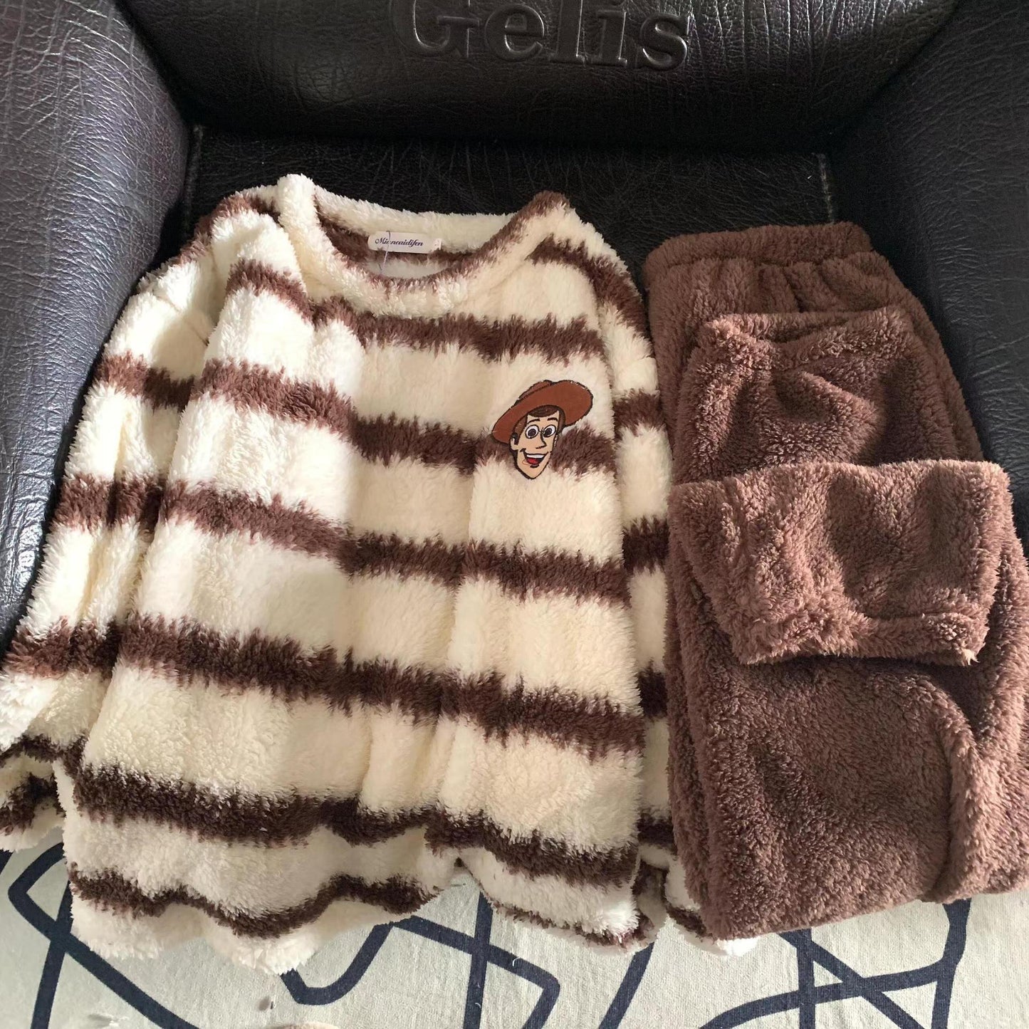 ストライプのスティッチの珊瑚の羽毛のパジャマ女性の秋冬の厚手の羽毛を加えて甘くカジュアルな男女のモデルの部屋着のセットです