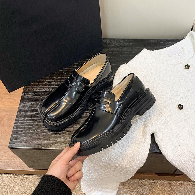 足がバラバラになっている靴の女性のホースシュークップカジュアルな英国風ローファー