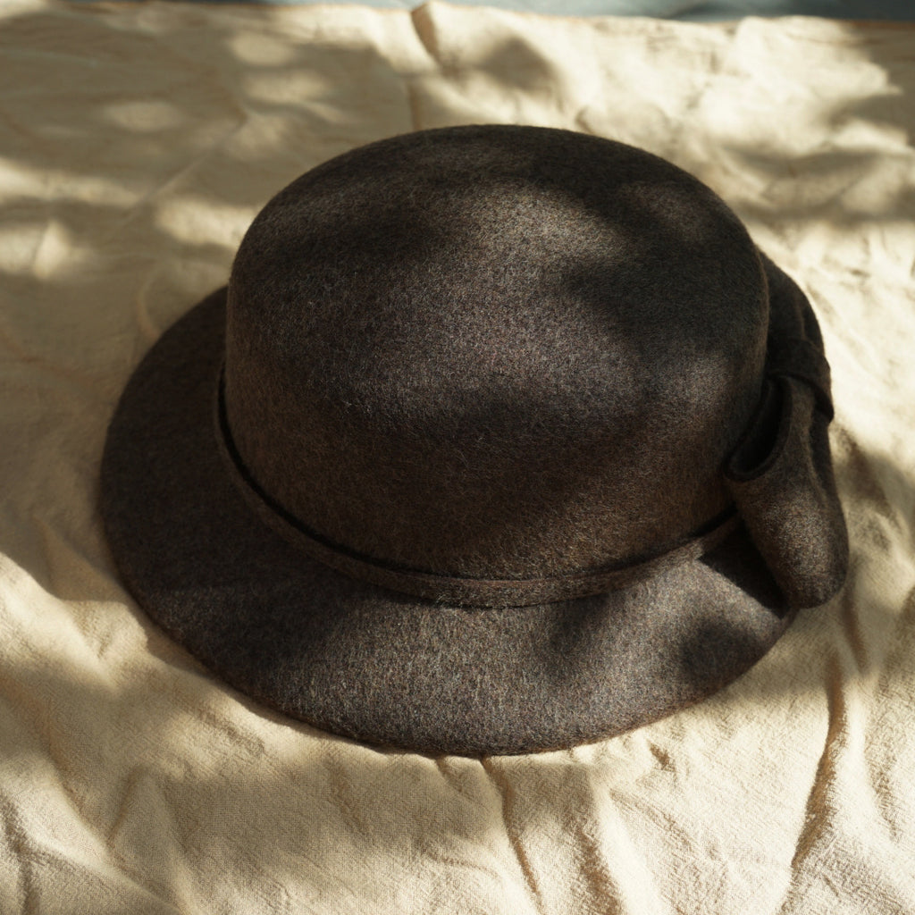 フランス復古ヘップバーン茶色カレー色リボンウールうシルクハットの毛中折れ帽日系秋冬女优雅盆帽