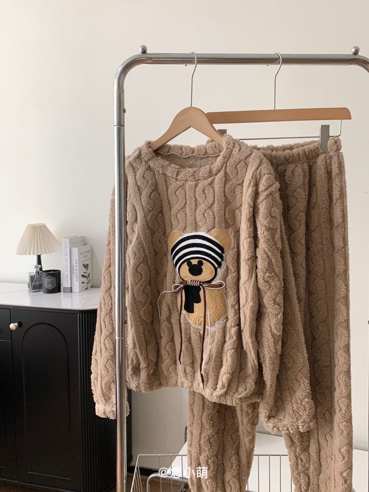 熊のキャラクターを厳選しました珊瑚の羽毛のパジャマスーツ女性秋冬の厚手のふわふわの長袖の冬の暖かい部屋着