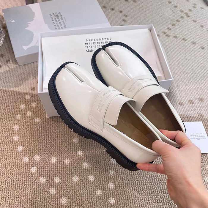 足がバラバラになっている靴の女性のホースシュークップカジュアルな英国風ローファー