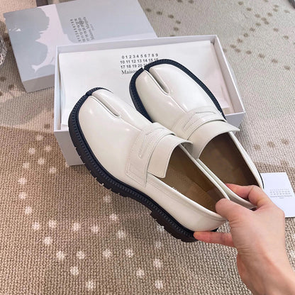 足がバラバラになっている靴の女性のホースシュークップカジュアルな英国風ローファー