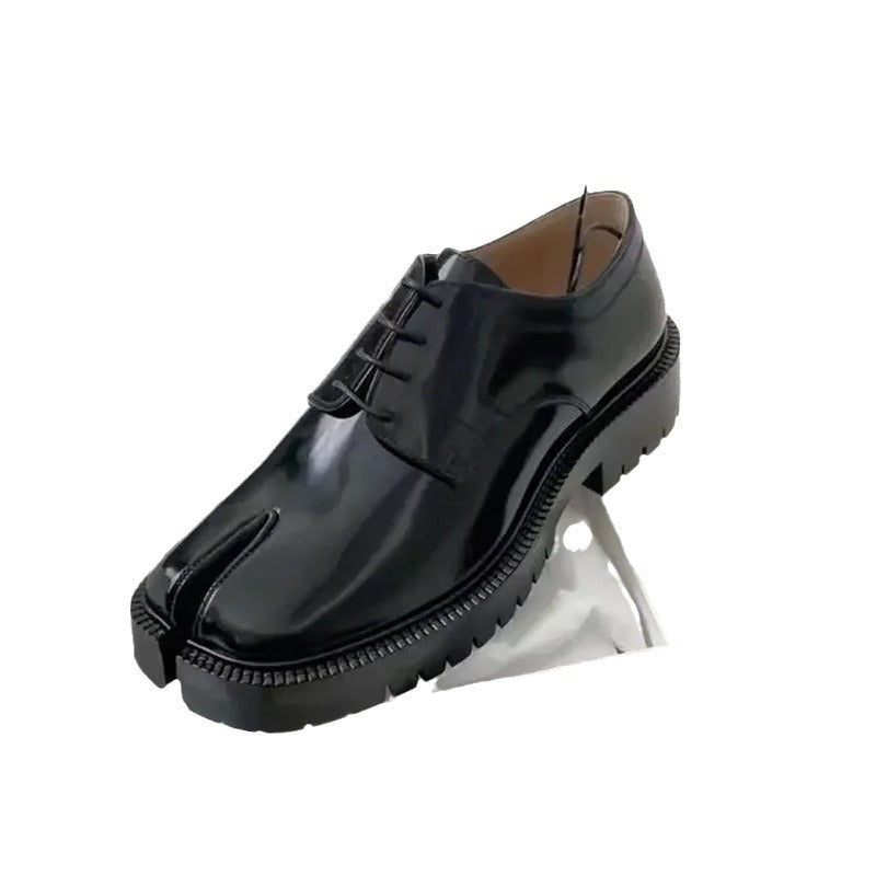 足がバラバラになっている靴の女性のホースシュークップカジュアルな英国風ローファー