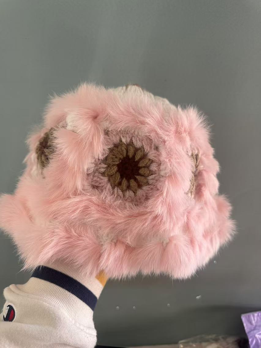 毛の羽毛の漁師の帽子女性の冬のウサギの毛のニット毛の帽子は顔を見せて小さくて暖かいです醒さめのライオンの帽子大頭の周りの毛の帽子