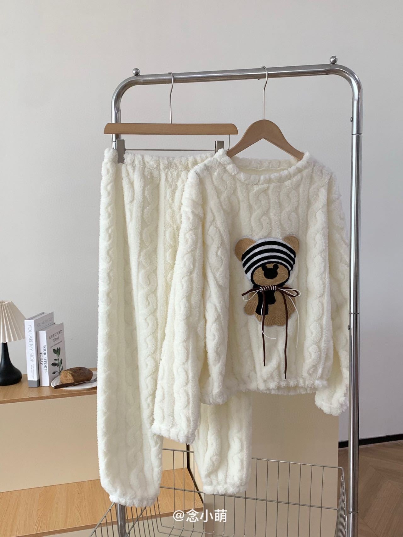 熊のキャラクターを厳選しました珊瑚の羽毛のパジャマスーツ女性秋冬の厚手のふわふわの長袖の冬の暖かい部屋着